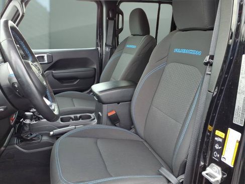 Used 2023 Jeep Wrangler Unlimited Rubicon 4xe w/ Cold Weather Group AWD/4WD image 15