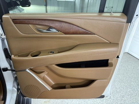 Used 2016 Cadillac Escalade ESV Platinum image 38