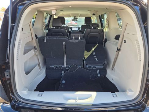 Used 2024 Chrysler Pacifica Touring-L image 14