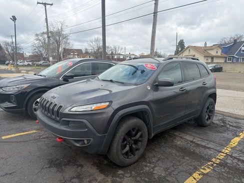 Used 2017 Jeep Cherokee Trailhawk w/ Cold Weather Group AWD/4WD image 3