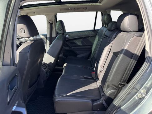 Used 2022 Volkswagen Tiguan SE w/ Panoramic Sunroof Package image 16