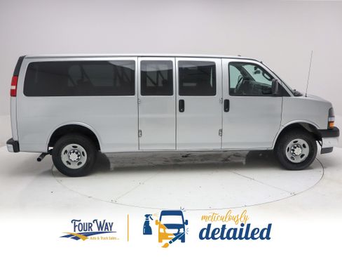 Used 2020 Chevrolet Express 3500 LT w/ LT Preferred Equipment Group RWD image 2