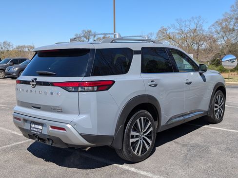 Used 2025 Nissan Pathfinder Platinum image 9