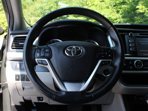 Used 2019 Toyota Highlander XLE AWD/4WD image 10