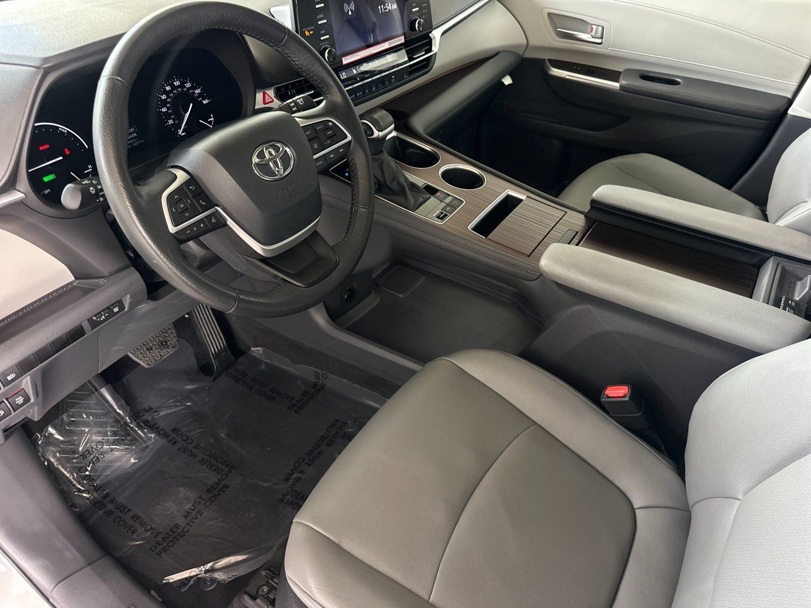 Used 2024 Toyota Sienna XLE FWD image 9