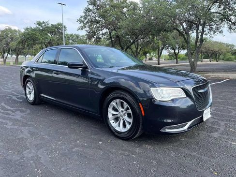 Used 2018 Chrysler 300 Touring RWD image 9
