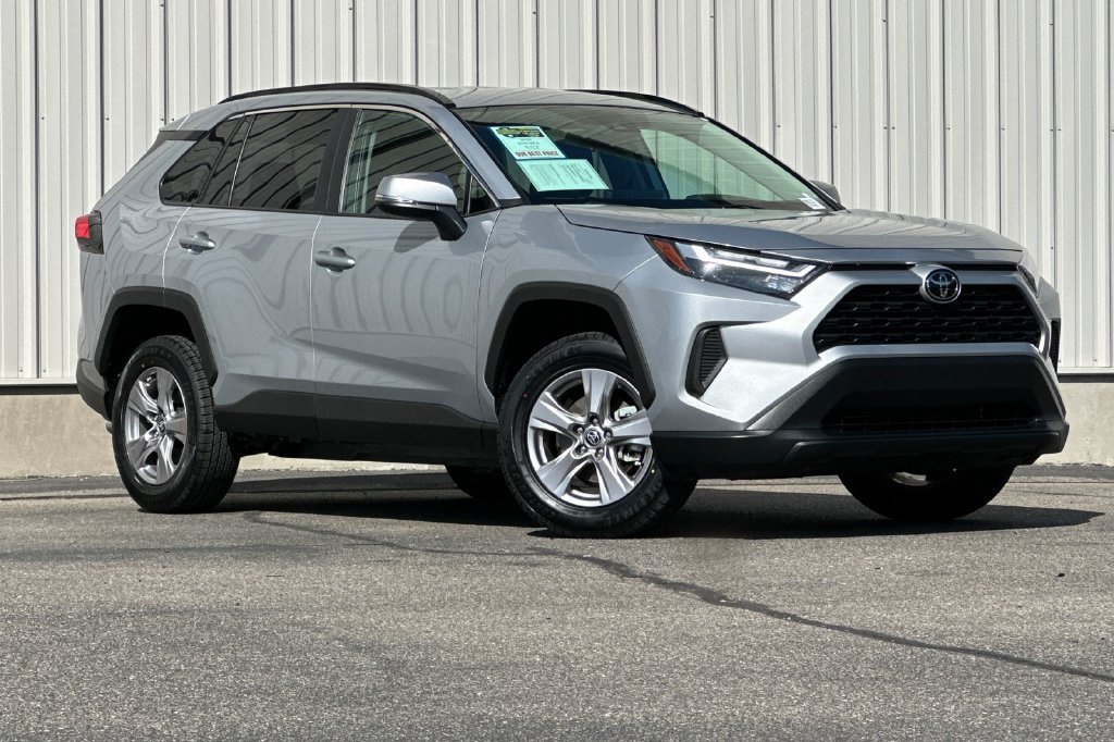 Used 2025 Toyota RAV4 XLE AWD/4WD image 2