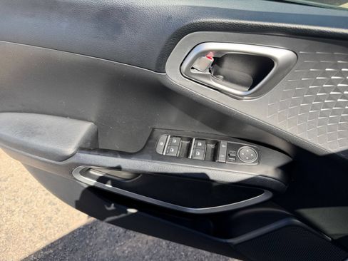 Used 2025 Kia Soul LX w/ LX Technology Package FWD image 18