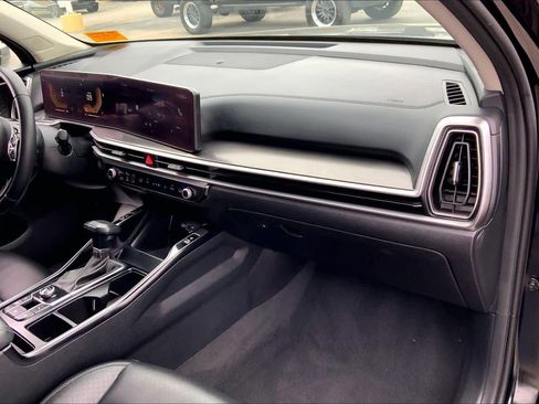 Used 2024 Kia Sorento S image 16