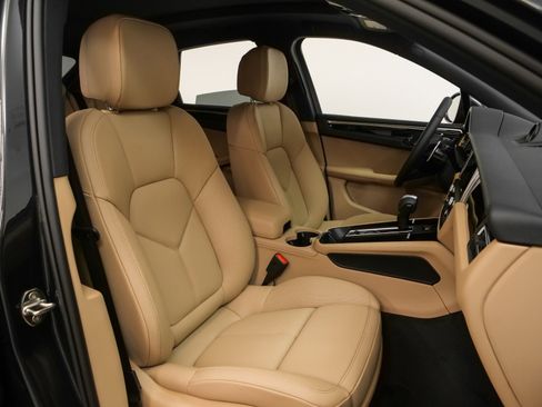 Used 2025 Porsche Macan image 20