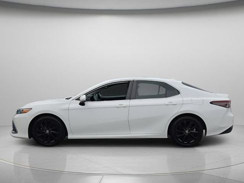 Used 2022 Toyota Camry LE FWD image 3