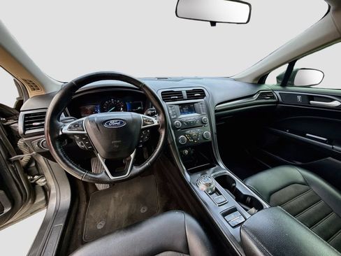 Used 2018 Ford Fusion SE w/ Equipment Group 601A FWD image 9