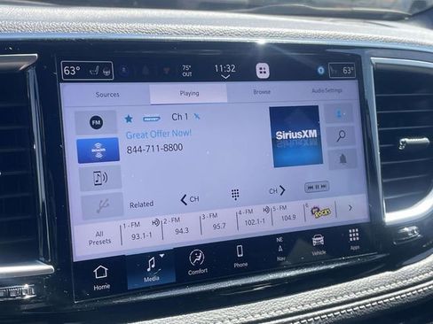 Used 2025 Chrysler Pacifica Limited FWD image 19