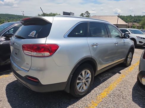 Used 2017 Kia Sorento FWD image 4