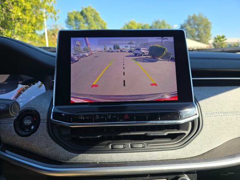 Used 2023 Jeep Compass Latitude image 27