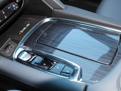 Used 2023 Buick Enclave Essence image 39