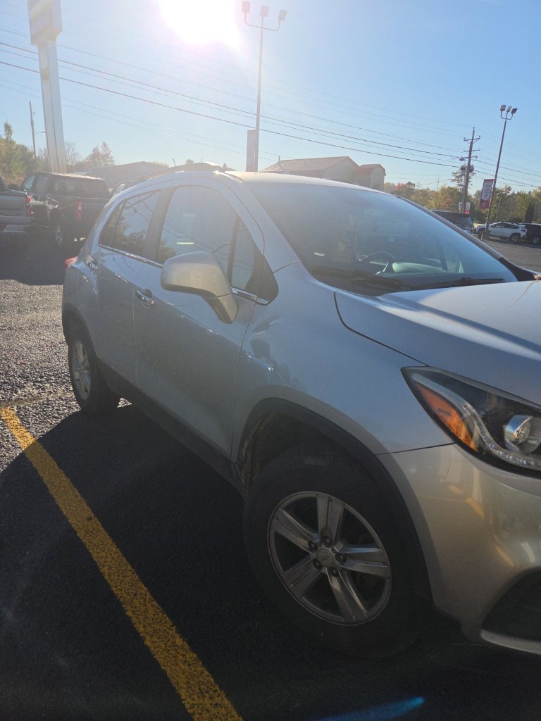 Used 2017 Chevrolet Trax LT w/ LT Convenience Package AWD/4WD image 3