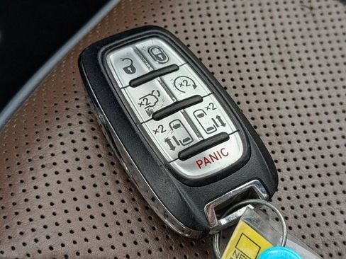 Used 2019 Chrysler Pacifica Limited w/ Tire & Wheel Group image 28