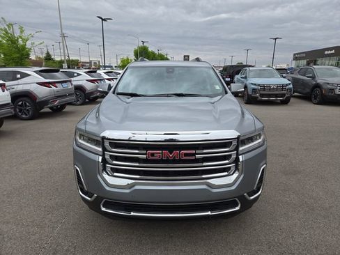 Used 2023 GMC Acadia SLT w/ Preferred Package FWD image 3