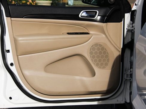 Used 2020 Jeep Grand Cherokee Laredo image 13