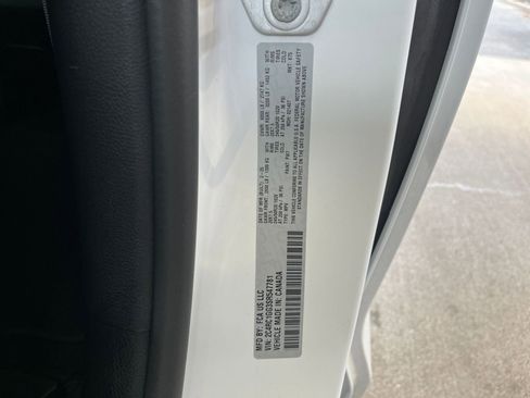 Used 2025 Chrysler Pacifica Limited image 31