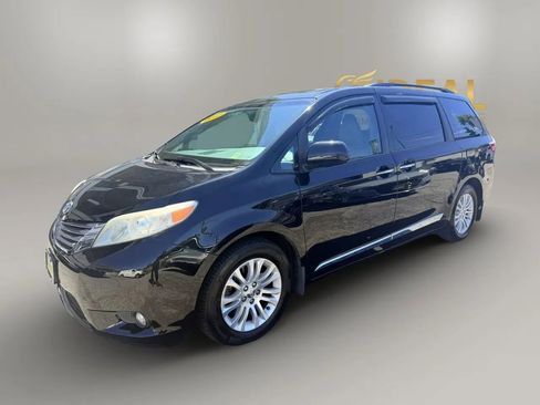 Used 2017 Toyota Sienna XLE w/ Protection Package FWD image 3