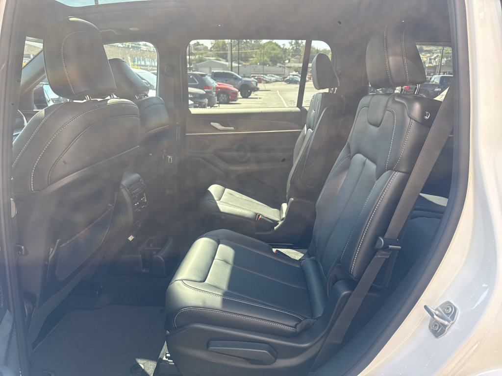New 2026 Jeep Grand Cherokee L Limited w/ Limited Altitude Package AWD/4WD image 21