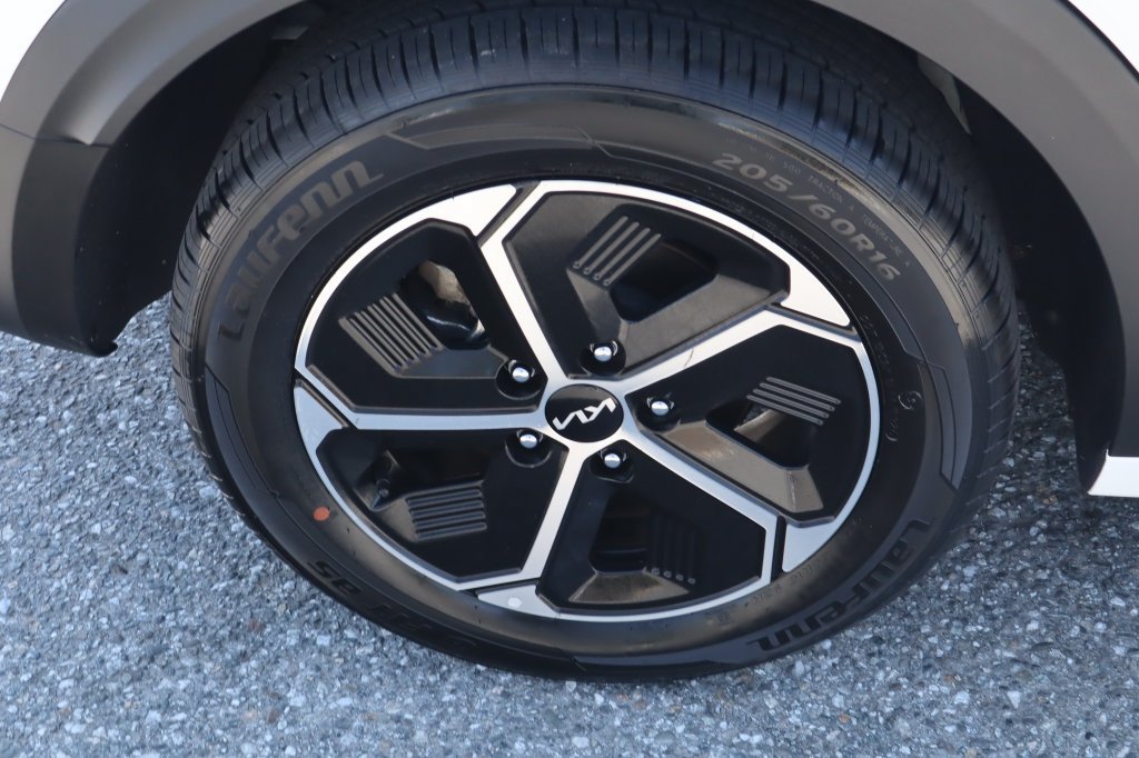 Used 2023 Kia Niro EX FWD image 11