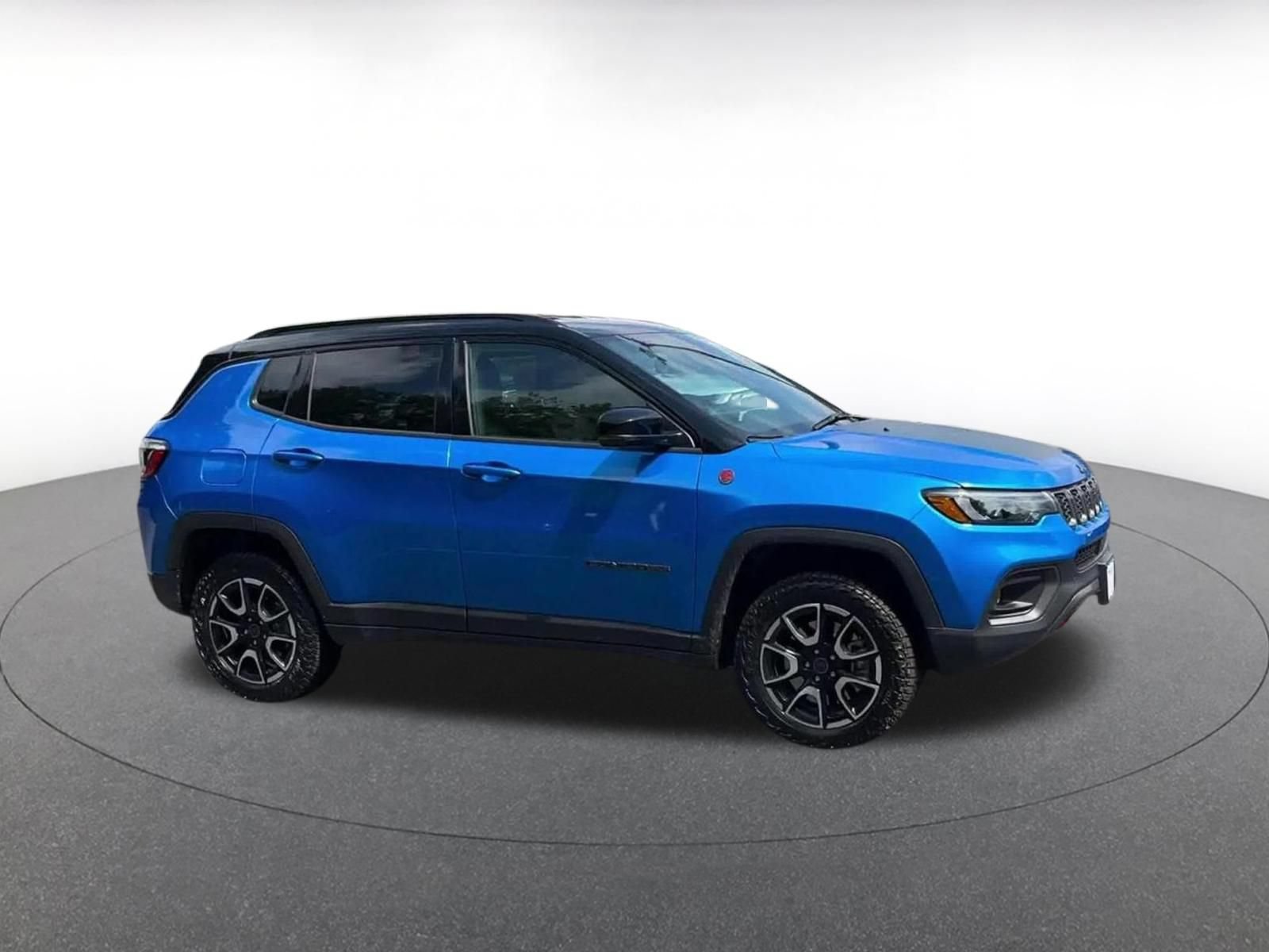 Used 2025 Jeep Compass Trailhawk AWD/4WD image 2