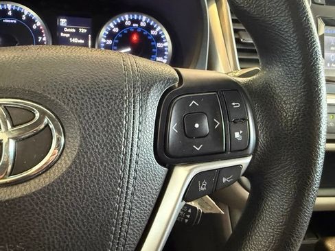 Used 2017 Toyota Highlander LE w/ Carpet Mat Package FWD image 18