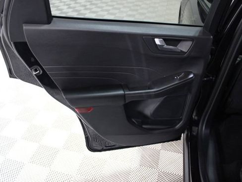 Used 2021 Ford Escape SE image 18