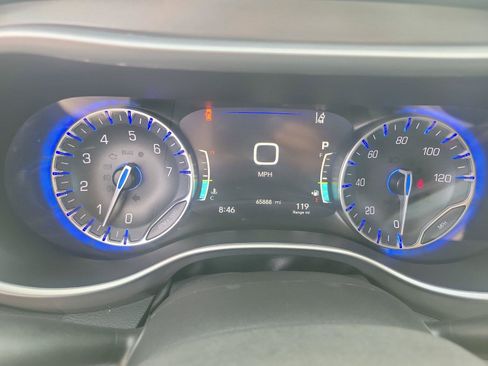 Used 2024 Chrysler Pacifica Touring-L FWD image 27