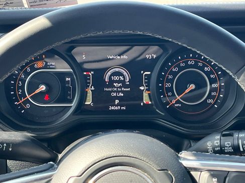 Used 2025 Jeep Wrangler Unlimited Sahara AWD/4WD image 40