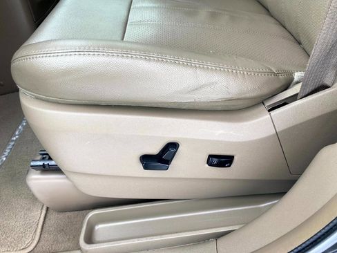 Used 2014 Chrysler Town & Country Touring-L w/ Driver Convenience Group image 10