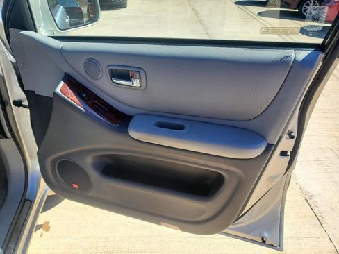 Used 2004 Toyota Highlander V6 2WD with 3rd-Row Seat image 6