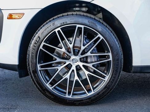 Used 2023 Porsche Macan image 9