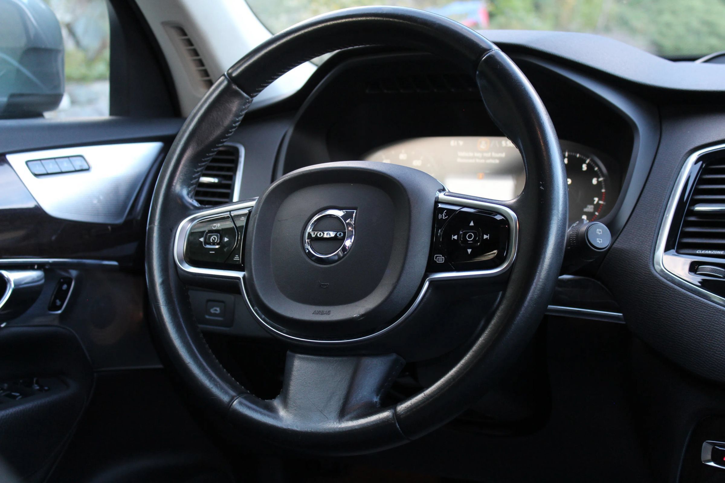 Used 2016 Volvo XC90 T6 Momentum w/ Momentum Plus Package AWD/4WD image 21