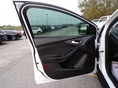 Used 2016 Ford Focus SE w/ SE Cold Weather Package FWD image 23