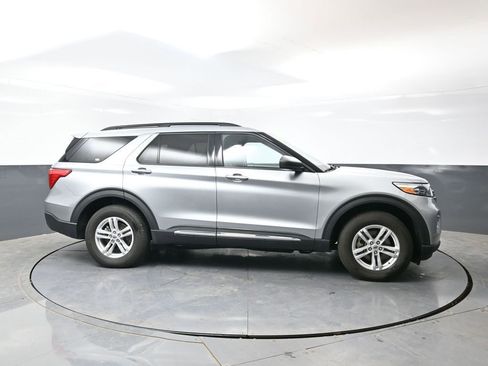 Used 2024 Ford Explorer XLT w/ Equipment Group 202A AWD/4WD image 4