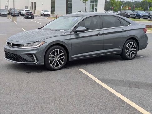 Certified 2025 Volkswagen Jetta SE FWD image 8