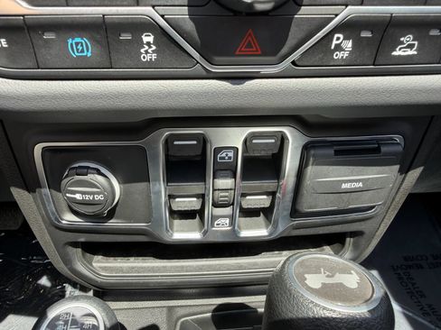 Used 2025 Jeep Wrangler Unlimited Sahara w/ Safety Group AWD/4WD image 19