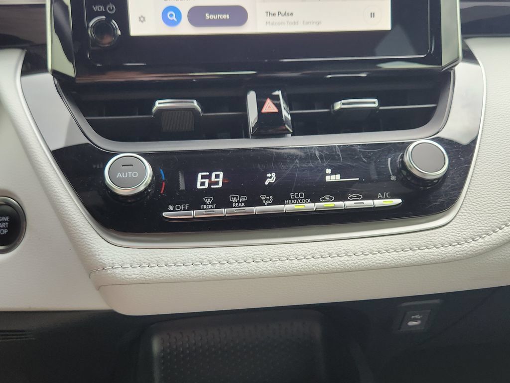 Used 2025 Toyota Corolla SE FWD image 18