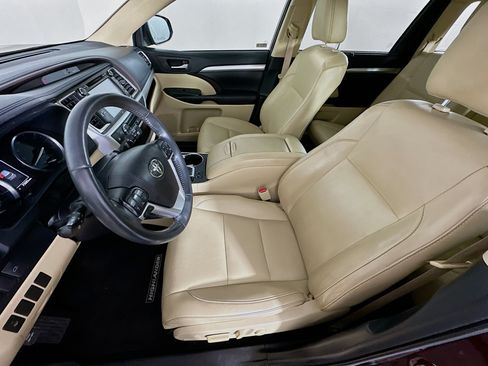 Used 2019 Toyota Highlander XLE FWD image 13