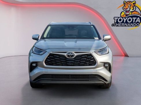 Used 2024 Toyota Highlander XLE image 2