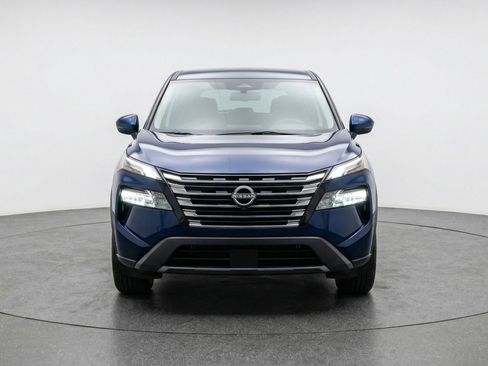 Used 2025 Nissan Rogue SV image 2