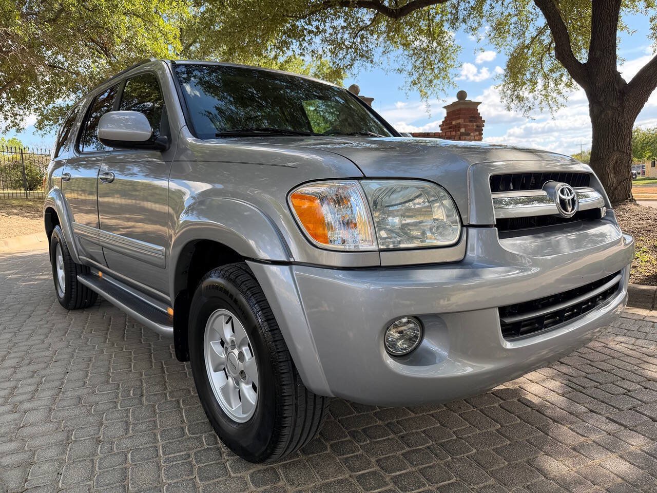 Used 2005 Toyota Sequoia SR5 w/ Towing Pkg RWD image 1