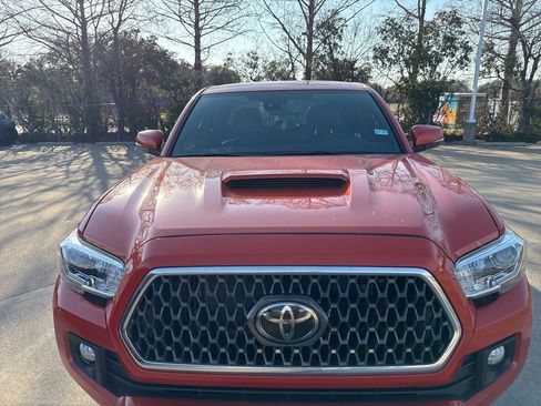 Used 2018 Toyota Tacoma TRD Sport w/ Technology Package image 2