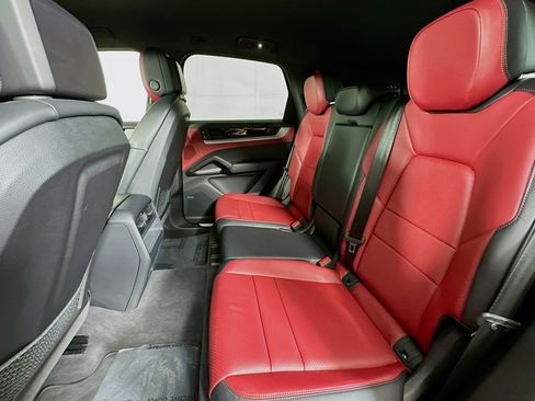 Used 2024 Porsche Cayenne image 9