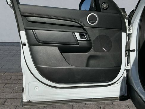 Used 2023 Land Rover Discovery S R-Dynamic image 9