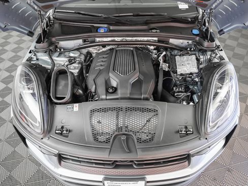Used 2025 Porsche Macan image 13